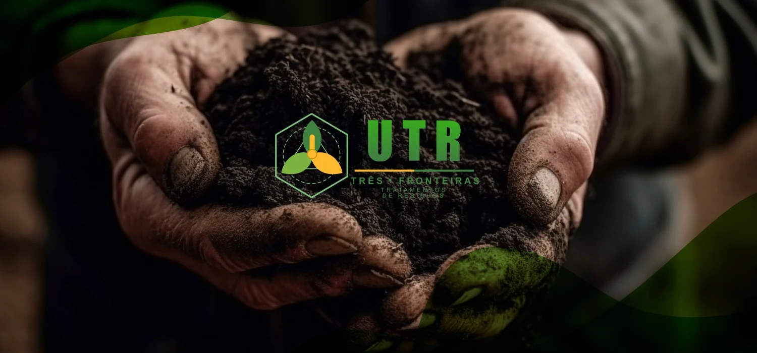 Mãos segurando biochar para demonstrar o valor gerado a partir da biomassa residual